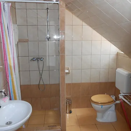 Kustanygyongye Vendeghaz Apartment *