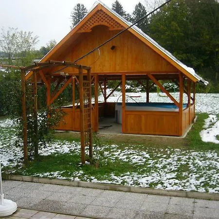 Kustanygyongye Vendeghaz Apartment