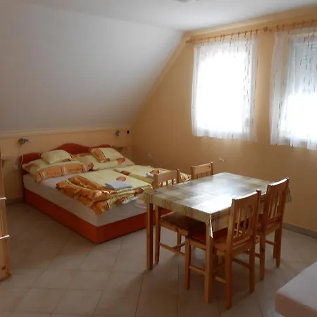 Kustanygyongye Vendeghaz