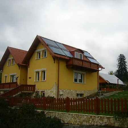 Kustanygyongye Vendeghaz Apartment *