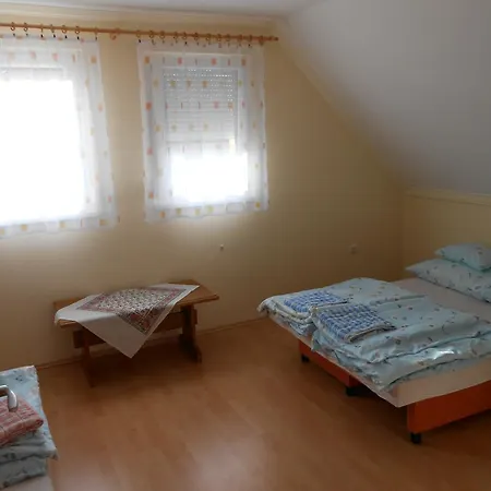 Kustanygyongye Vendeghaz Apartment