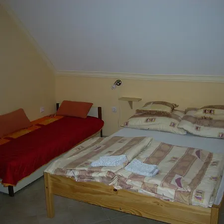 Kustanygyongye Vendeghaz Apartment